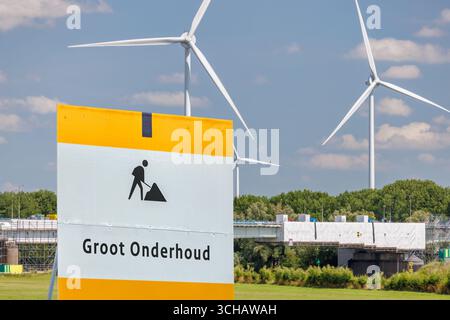 Verkehrsinformationsschild mit dem niederländischen Text für „große Wartung“ vor der niederländischen Autobahn A12 Stockfoto
