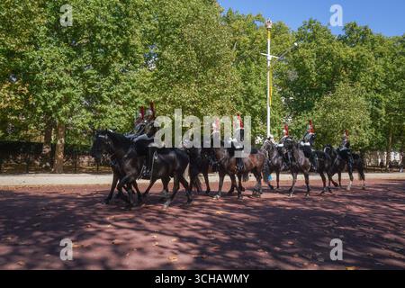 London, Großbritannien. 1. September t 2025. Mitglieder des Kavallerie-Regiments Blues und Royals reiten nach zeremoniellen Aufgaben am ersten Tag des meteorologischen Herbstes im Sonnenschein entlang der Mall. Credit Amer Ghazzal/Alamy Live News Stockfoto