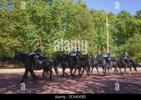 London, Großbritannien. 1. September t 2025. Mitglieder des Kavallerie-Regiments Blues und Royals reiten nach zeremoniellen Aufgaben am ersten Tag des meteorologischen Herbstes im Sonnenschein entlang der Mall. Credit Amer Ghazzal/Alamy Live News Stockfoto