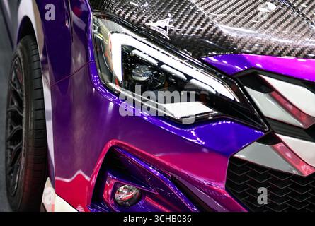 Details zu den violetten LED-Scheinwerfern des Pickup-Trucks Stockfoto