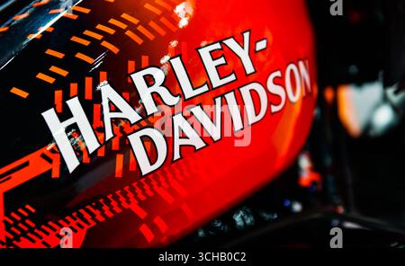 BANGKOK, THAILAND - August 30,2025: Close Up Harley Davidson Logo auf dem Tank im Bangkok Auto Salon BITEC Bangna Stockfoto