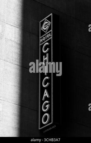 Das vertikale Hotel Chicago ist ein Wahrzeichen an einer dunklen Gebäudewand. Stockfoto