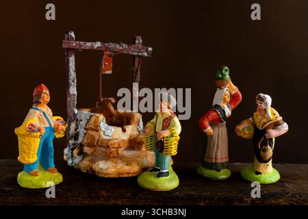 Farbenfrohe Figuren aus provenzalischem Terrakotta-Santons zeigen Charaktere, die an verschiedenen Aktivitäten beteiligt sind, darunter Handwerker, Bauern und Marktverkäufer Stockfoto