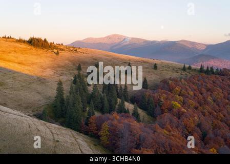 Malerischer Herbstsonnenaufgang Mit Farbenfrohem Blick Auf Den Wald Und Die Berge Am Ruhigen Morgen Stockfoto