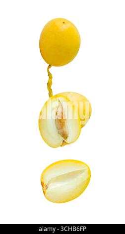 Frisch reife gelbe Barhi Dattelpalmfrüchte im Set und kleine Bündel mit Hälften im Stapel sind auf weißem Hintergrund mit Schnittpfad isoliert. Konzept von Stockfoto