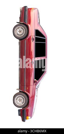 Die rechte Seitenansicht des alten Modells einer roten Sportlimousine in vertikaler Stellung ist auf weißem Hintergrund mit Beschneidungspfad isoliert. Stockfoto