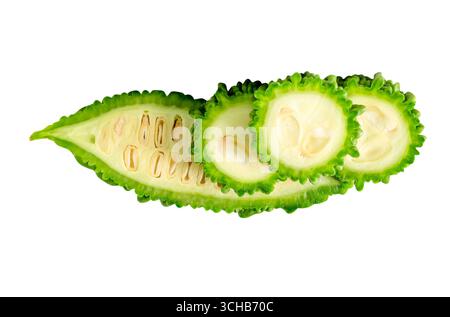 Eine Hälfte mit drei Scheiben Bitterkürzel im Stapel ist auf weißem Hintergrund mit Beschneidungspfad isoliert. Stockfoto