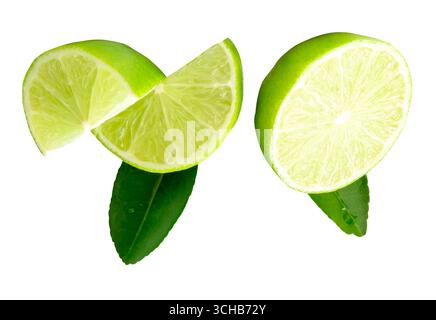 Die Draufsicht besteht aus einer grünen Zitronenhälfte und zwei Vierteln mit grünen Zitronenblättern im Stapel und ist auf weißem Hintergrund mit Beschneidungspfad isoliert. Stockfoto