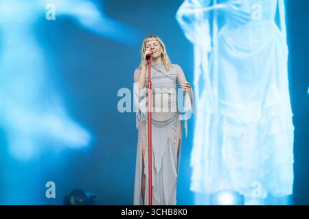 Paris, Frankreich. August 2025. Aurora Aksnes, bekannt als Mononyally, die norwegische Singer-Songwriterin, tritt live auf der Bühne des Rock en seine Musikfestivals auf. Quelle: SOPA Images Limited/Alamy Live News Stockfoto