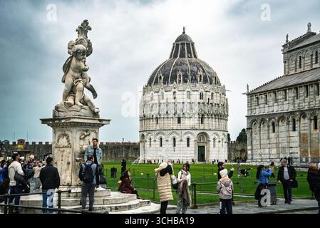 Touristen besuchen den Platz vor der Kathedrale von Pisa und das Baptisterium Cattedrale di Pisa, Battistero di San Giovanni Stockfoto