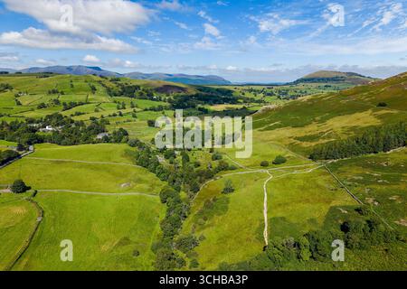 Aus der Vogelperspektive auf sanfte grüne Hügel und Ackerland im Lake District, England Stockfoto