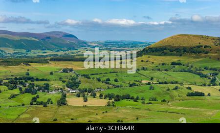 Aus der Vogelperspektive auf sanfte grüne Hügel, Felder und Ackerland im Lake District Stockfoto
