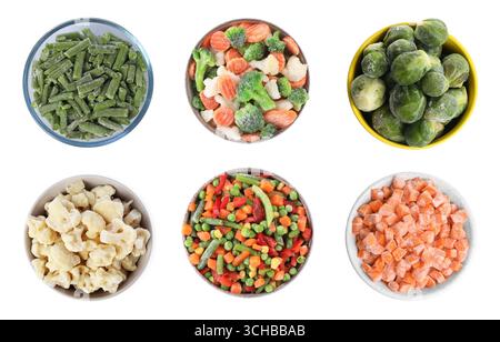 Verschiedene Tiefkühlgemüse in Schüsseln auf weißem Hintergrund, Set. Draufsicht Stockfoto