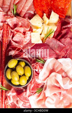 Wurstplatte. Antipasti-Vorspeisen mit Fleisch- und Käseplatte mit Salami, Prosciutto Crudo oder Jamon und Oliven Stockfoto