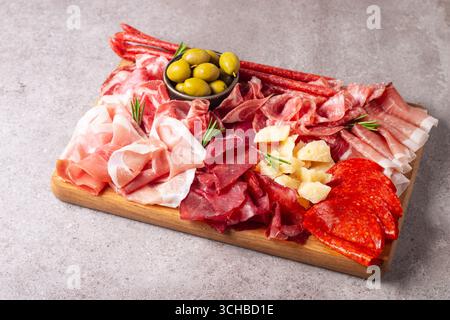 Wurstplatte. Antipasti-Vorspeisen mit Fleisch- und Käseplatte mit Salami, Prosciutto Crudo oder Jamon und Oliven Stockfoto