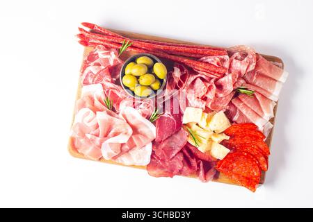 Wurstplatte. Antipasti-Vorspeisen mit Fleisch- und Käseplatte mit Salami, Prosciutto Crudo oder Jamon und Oliven Stockfoto