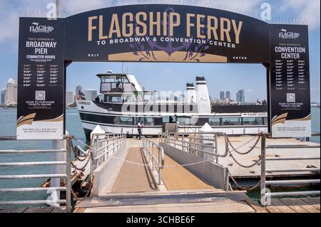 San Diego, Kalifornien - August 2025: Flaggschiff-Fähre auf Coronado Island. Stockfoto