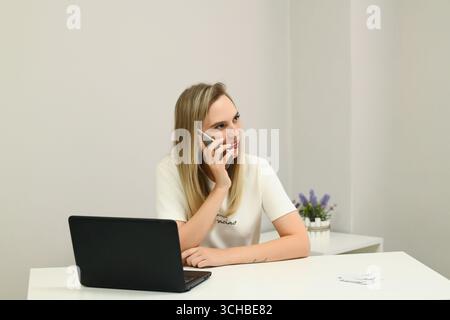 Lächelnde Frau am Telefon sprechen Stockfoto