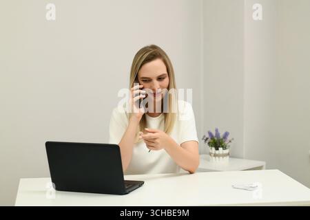 Lächelnde Frau am Telefon sprechen Stockfoto