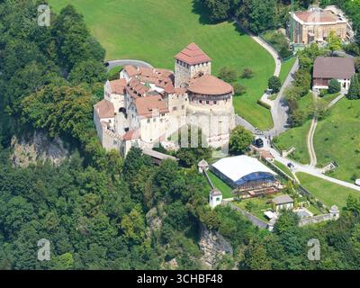 LUFTAUFNAHME. Die mittelalterliche Burg von Vaduz. Liechtenstein. Stockfoto