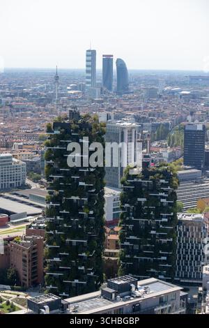 Roma, Italien. Juli 2022. Foto Stefano Porta/LaPresse 11-08-2022 Milano, Italia - Cronaca - Panoramiche e Skyline della città di Milano Nella Foto: IL Bosco Verticale con sullo sfondo i grattacieli di City Life Visti dal 38 Piano della Regione Lombardia 11. August 2022 Mailand Italien - Nachrichten - Panoramablick und Skyline der Stadt Mailand Credit: LaPresse/Alamy Live News Stockfoto
