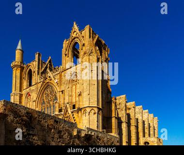 Das Äußere der St. Nikolaus Kathedrale wurde in die Lala Mustafa Pasa Moschee in der ummauerten Stadt Famagusta in der Türkischen Republik Nordzypern umgewandelt. Stockfoto
