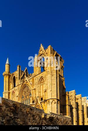 Das Äußere der St. Nikolaus Kathedrale wurde in die Lala Mustafa Pasa Moschee in der ummauerten Stadt Famagusta in der Türkischen Republik Nordzypern umgewandelt. Stockfoto