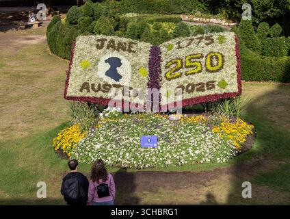 Zwei Personen betrachten die Blumenausstellung, die Jane Austens 250-jähriges Jubiläum mit komplizierten Designs im Parade Gardens Bath feiert. Stockfoto
