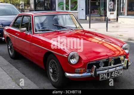 Klassischer, roter MG BGT-Oldtimer mit Chromakzenten, der auf einer Straße in der historischen Stadt Bath Somerset, Großbritannien, geparkt ist Stockfoto