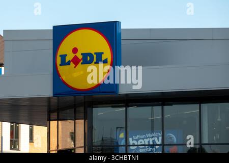 Das Lidl-Supermarkt-Schild in Saffron Walden, Essex, England, zeigt an einem hellen, sonnigen Tag das ikonische Logo vor einem blauen Himmel. Stockfoto
