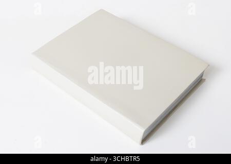 Geschlossenes generisches leeres Buch isoliert auf weißem Hintergrund. Vorlagenmodell Stockfoto
