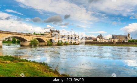 Amboise Dorf, mittelalterliche Burg und Brücke an der Loire. Val de Loire Region, Frankreich, Europa Stockfoto