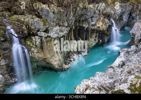 Große Soca-Schlucht mit kleinen Wasserfällen im Triglav-Nationalpark in Slowenien. Stockfoto