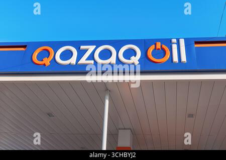 24. Juni 2025, Almaty, Kasachstan: Nahaufnahme eines Schildes einer Tankstelle in Qazaq mit prominentem Branding Stockfoto