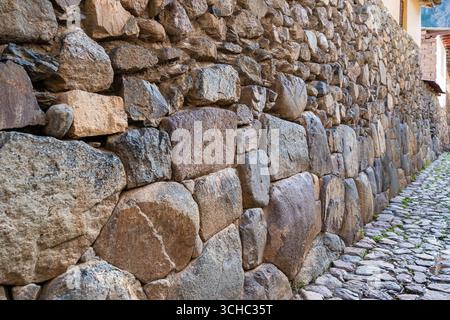 Detailansicht mit den Inka-Mauern aus geschliffenen Steinen im Heiligen Tal von Ollantaytambo, Peru. Stockfoto