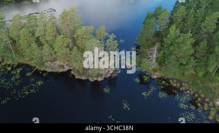 Zwei Inseln in einem Blue Dark Lake mit einer Narrow Passage Aerial View Drohne Stockfoto