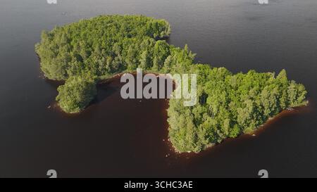 Drohnenansicht der Insel im See, geformt wie ein Fisch Stockfoto
