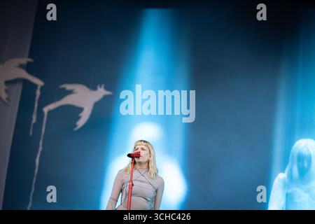 Paris, Frankreich. August 2025. Aurora Aksnes, bekannt als Mononyally, die norwegische Singer-Songwriterin, tritt live auf der Bühne des Rock en seine Musikfestivals auf. (Foto: Telmo Pinto/SOPA Images/SIPA USA) Credit: SIPA USA/Alamy Live News Stockfoto