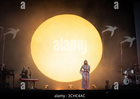 Paris, Frankreich. August 2025. Aurora Aksnes, bekannt als Mononyally, die norwegische Singer-Songwriterin, tritt live auf der Bühne des Rock en seine Musikfestivals auf. (Foto: Telmo Pinto/SOPA Images/SIPA USA) Credit: SIPA USA/Alamy Live News Stockfoto