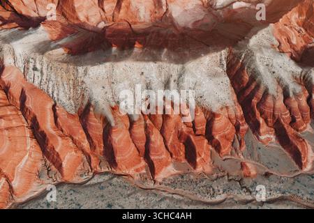 Farbenfrohe Canyons und komplexe geologische Schichten schaffen eine atemberaubende Landschaft in Kasachstan mit lebendigen Farbtönen und einzigartigen Felsformationen Stockfoto