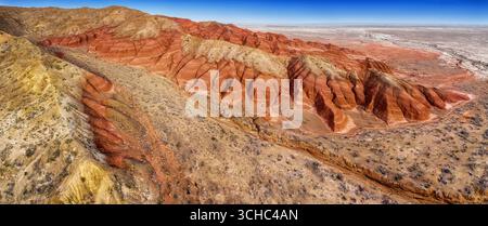 Farbenfrohe Canyons und komplexe geologische Schichten schaffen eine atemberaubende Landschaft in Kasachstan mit lebendigen Farbtönen und einzigartigen Felsformationen Stockfoto