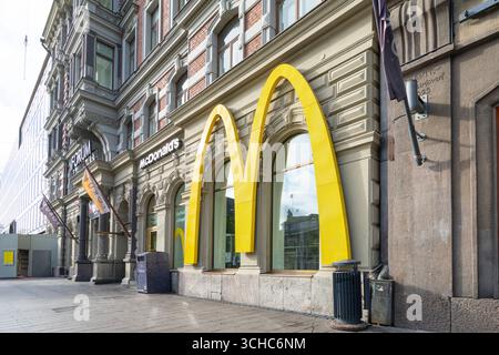 Helsinki, Finnland. August 2025. Außenansicht eines McDonald's Fast Food Restaurants im Stadtzentrum Stockfoto