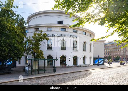 Helsinki, Finnland. August 2025. Außenansicht des Svenska Teatern im Stadtzentrum Stockfoto