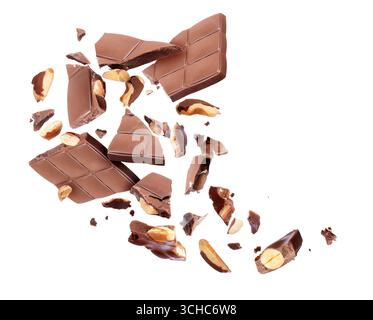 Schokoladenriegel mit in Stücke gebrochenen Nüssen in der Luft auf weißem Hintergrund Stockfoto