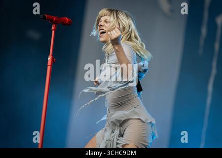 Paris, Frankreich. August 2025. Aurora Aksnes, bekannt als Mononyally, die norwegische Singer-Songwriterin, tritt live auf der Bühne des Rock en seine Musikfestivals auf. (Foto: Telmo Pinto/SOPA Images/SIPA USA) Credit: SIPA USA/Alamy Live News Stockfoto