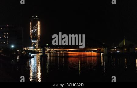 Panoramablick bei Nacht auf Belgrad Uferpromenade, Fluss Sava und Altstadt von Belgrad Stockfoto