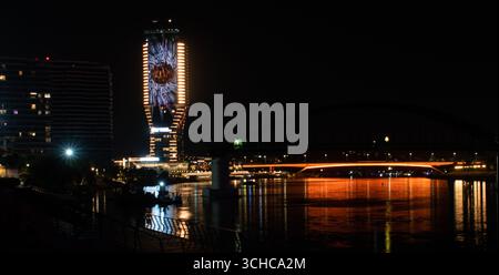 Panoramablick bei Nacht auf Belgrad Uferpromenade, Fluss Sava und Altstadt von Belgrad Stockfoto
