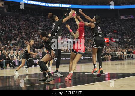 Washington Mystics Stürmer Shakira Austin (0) kämpfen um einen Rückschlag gegen das Golden State Walküren Center Iliana Rupert (12) und die Garde Kaila Charles (6) im Chase Center am Samstag, den 30. August 2025 in San Francisco. (Foto: Gerome Wright/Image of Sport) Stockfoto