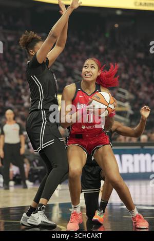 Washington Mystics Stürmer Shakira Austin (0) fährt zum Korb gegen das Golden State Walküren Center Iliana Rupert (12) im Chase Center, Samstag, den 30. August 2025, in San Francisco. (Foto: Gerome Wright/Image of Sport) Stockfoto
