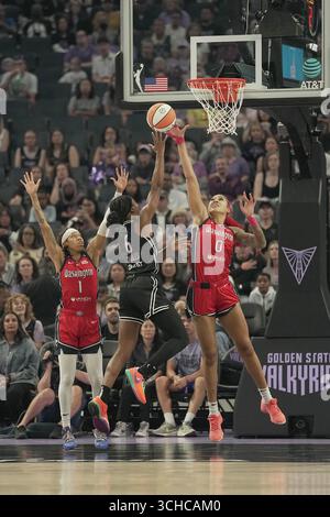 Washington Mystics Stürmer Shakira Austin (0) blockiert den Schuss der Garde der Golden State Walküren Kaila Charles (6) während des WNBA-Spiels im Chase Center am Samstag, den 30. August 2025 in San Francisco. (Foto: Gerome Wright/Image of Sport) Stockfoto
